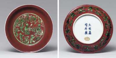 UNDERGLAZE BLUE JIAJING SIX-CHARACTER MARK AND OF THE PERIOD（1522-66） A VERY RARE LATE MING RED-GROUND GREEN-ENAMELLED’BOYS’ DISH